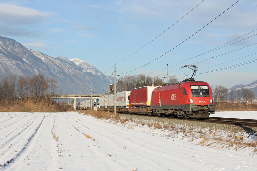 1116 104 ist mit einer Rola am 29.01.2011 bei Schwaz im Inntal Richtung Brenner unterwegs.