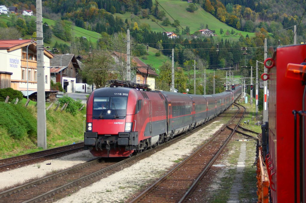 1116 202 fhrt einen Doppel-RailJet den Arlberg hinunter durch Braz. Die Lok und zwei Wagen fahren in der Ebene, der Rest des Zuges in der Steigung - 17/10/2012