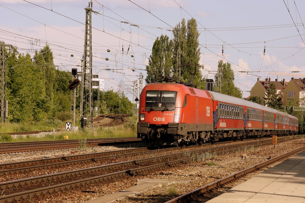 1116 242-7 brachte am 21.05.2011 einen Sonderzug nach Mnchen. Hier bei der Durchfahrt am Heimeranplatz.