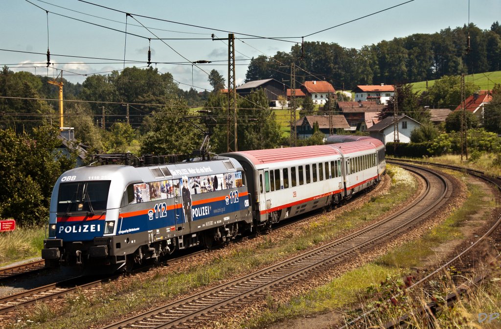 1116 250 durchfhrt am 2. August 2011 den Bahnhof Hallwang-Elixhausen in Richtung Salzburg Hbf.