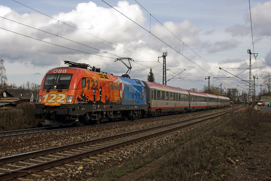 1116 250 ist mit dem IC 2866 nach Nrnberg Hbf unterwegs und passiert gerade Regensburg-Prfening.