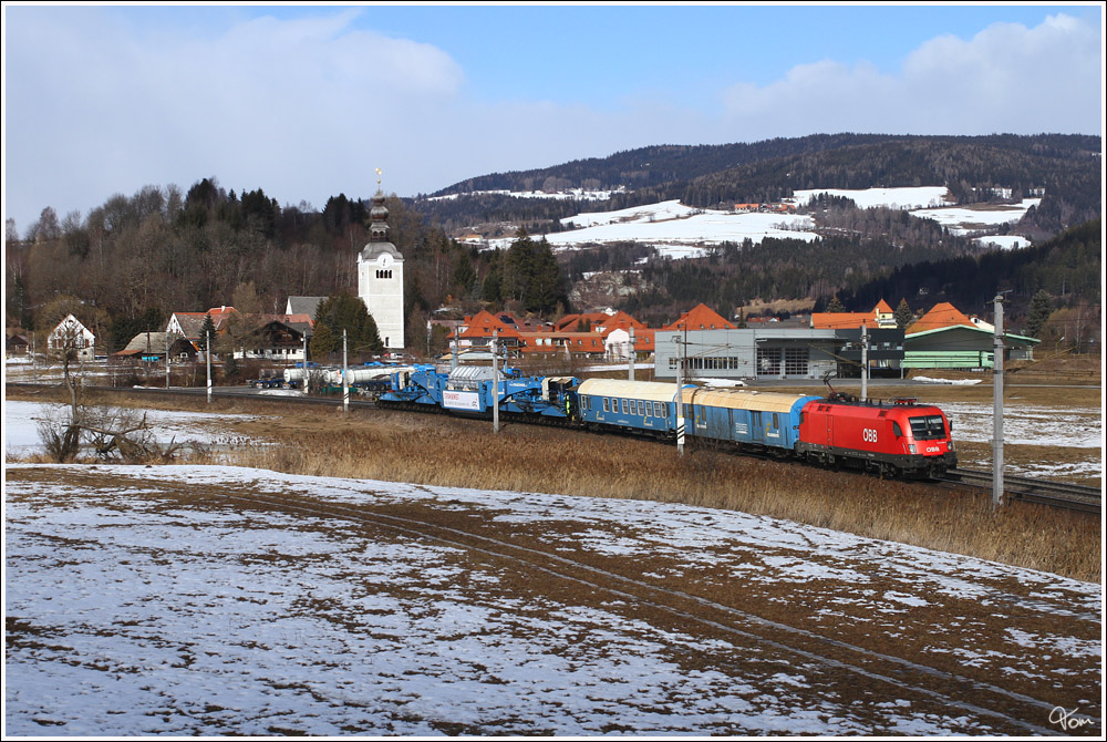 1116 254 fhrt mit dem Trafotransport 90042 von Gleisdorf nach Knittelfeld und weiter nach Lienz. 
Neumarkt 26.2.2012

