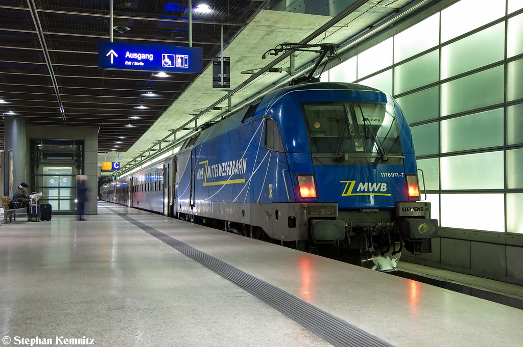 1116 911-7 (182 911-8) MWB - Mittelweserbahn GmbH fr ODEG - Ostdeutsche Eisenbahn GmbH mit dem RE4 (RE 37306) von Jterbog nach Rathenow in Berlin Potsdamer Platz. Der RE4 hatte zu diesem Zeitpunkt eine Versptung von 20min gehabt. 08.01.2013