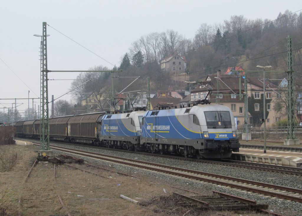 1116 912 und 1116 911 der MWB ziehen am 30. Mrz 2013 einen H-Wagenzug durch Kronach.