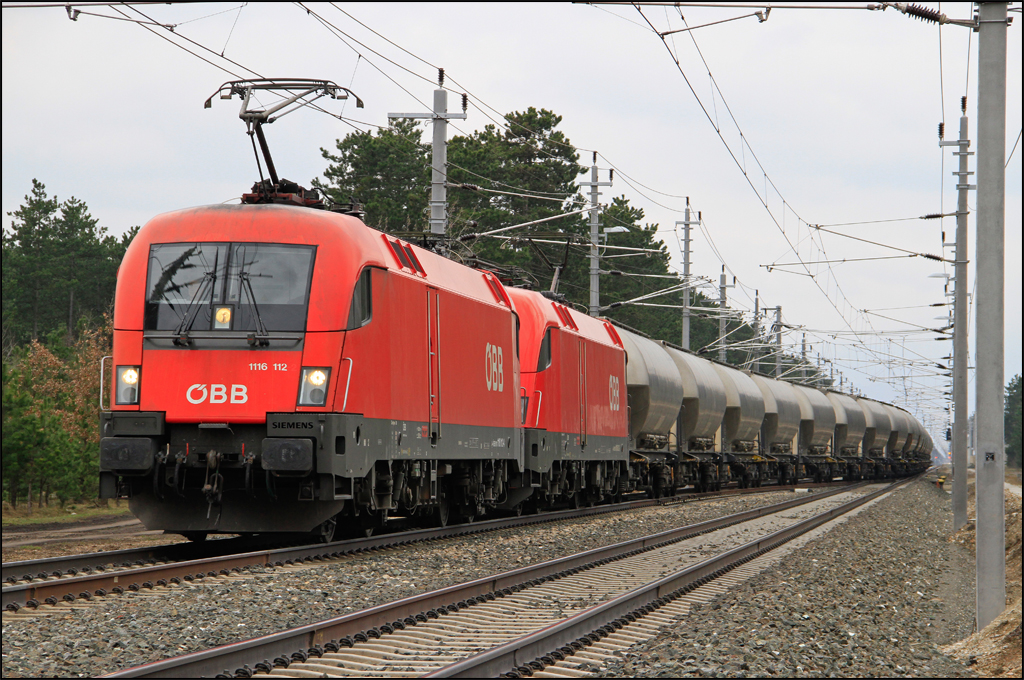 1116.112 und 1016.032 durchfahren am 07.04.13 mit dem VTG 49600 (Sd-Pta) die Hst. St.Egyden Richtung Wr.Neustadt.
