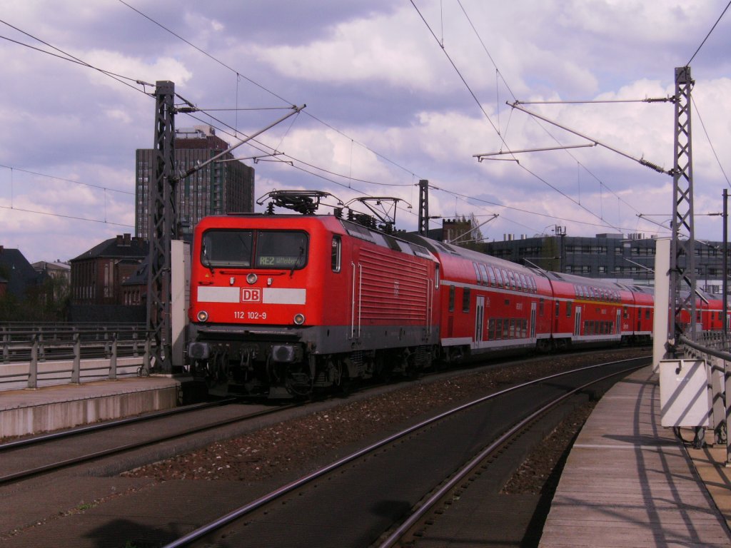 112 102-9 kam mit RE2 nach Wittenberge am 22.04.2012 in Berlin Hbf an.
