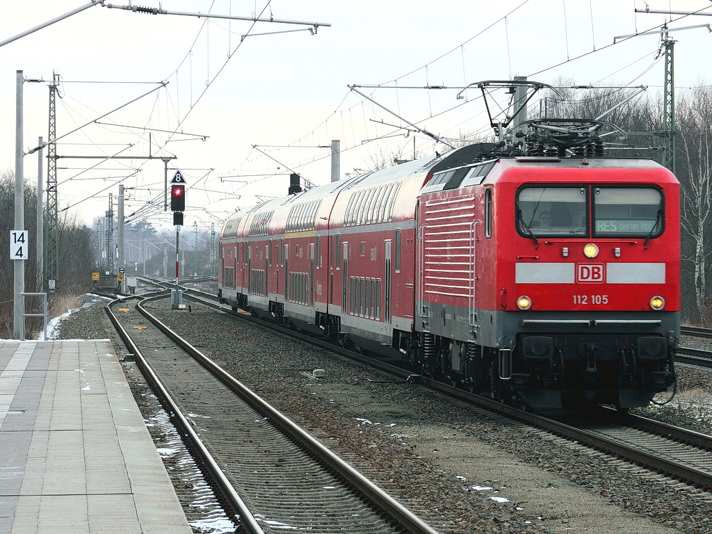 112 105 mit dem RE 5 nach Berlin Hauptbahnhof durchfhrt am 19. Januar 2013 den Bahnhof Teltow.