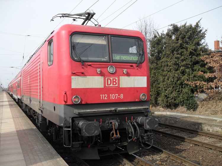 112 107-8 mit S1 von Rostock Hbf Richtung Warnemnde im Bahnhof Rostock-Bramow.(24.03.10) 
