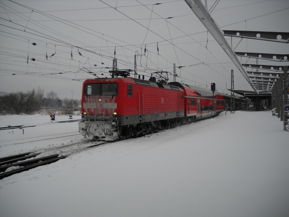 112 114 verlsst am 27.12.2010 bei kaltem Wetter mit ihrem RE den Rostocker Hauptbahnhof.