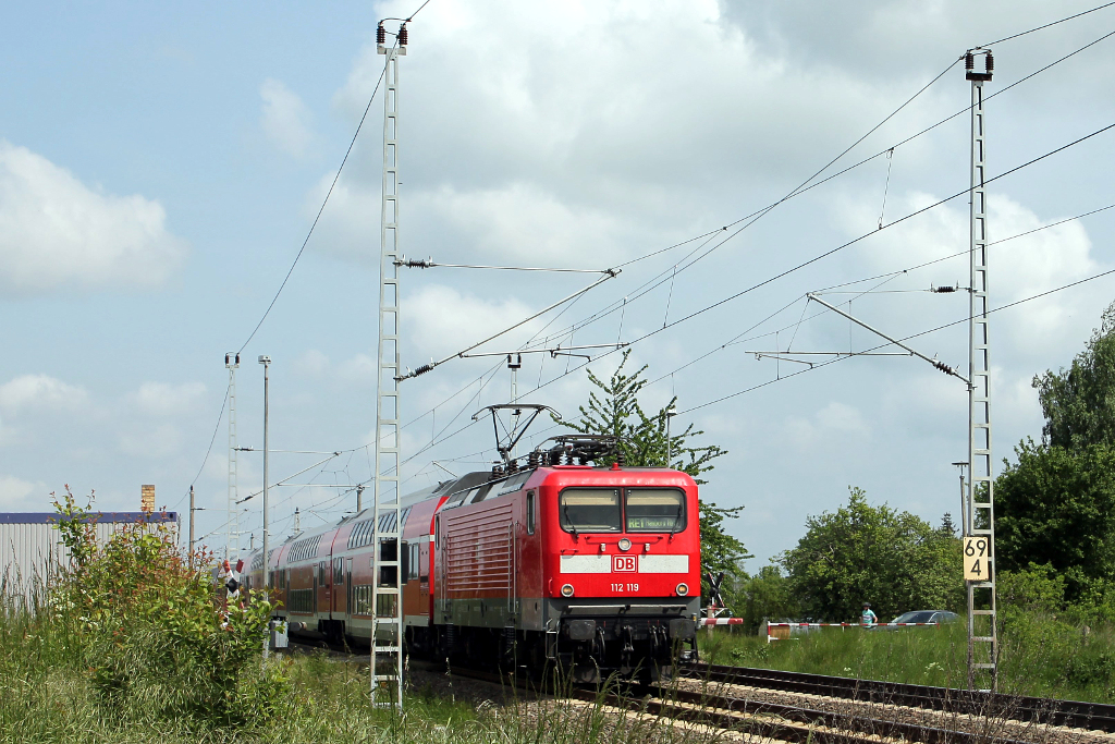 112 119-3 mit RE 1 (RE 4308) von Rostock Hbf nach Hamburg Hbf in Schwerin-Medewege am 01.06.2013