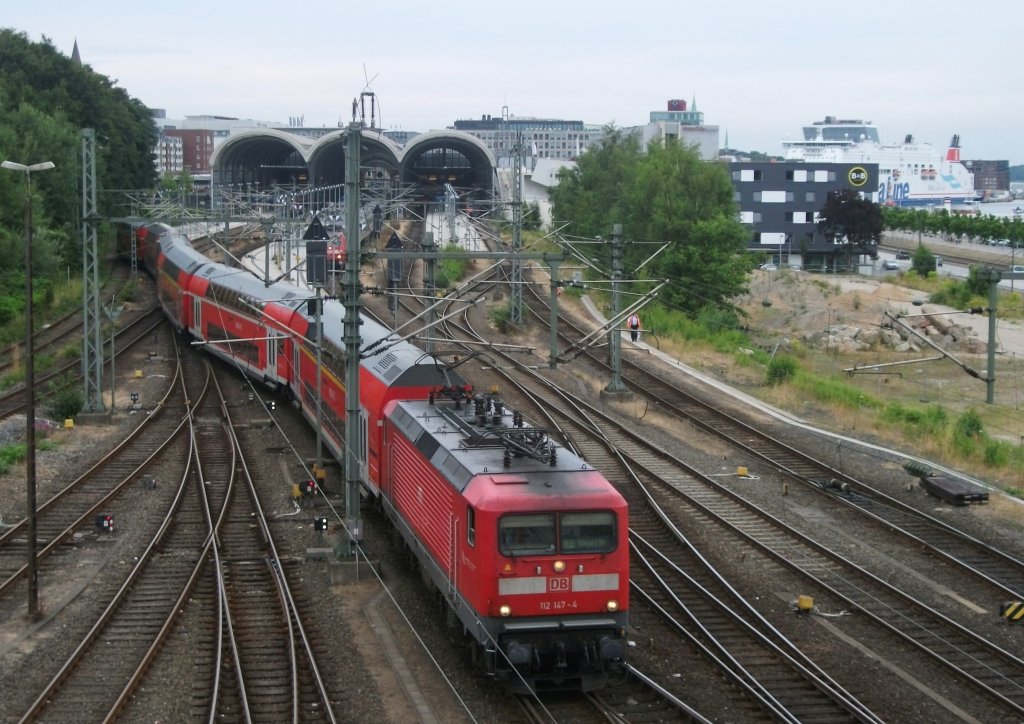 112 147-4 verlsst am 26.Juli 2013 mit einem RE nach Hamburg den Kieler Hbf.