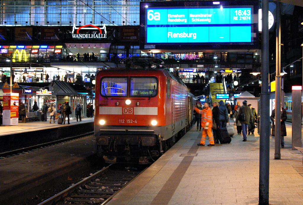112 152-4 wartet am 1.01.2011 im Hamburger Hauptbahnhof darauf, sich an die  Nordspitze  des nur aus einem Aimz und zwei Bimz bestehenden Schleswig-Holstein-Express nach Flensburg zu setzen.
