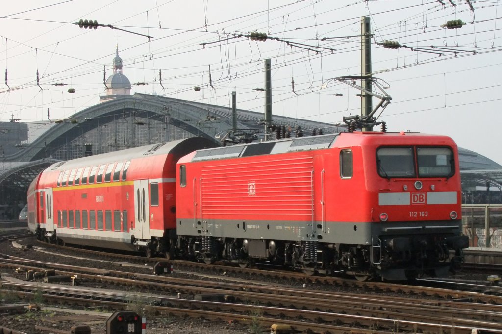 112 163 schiebt am 18.10.2010 einen Regionalzug in den Klner Hauptbahnhof.