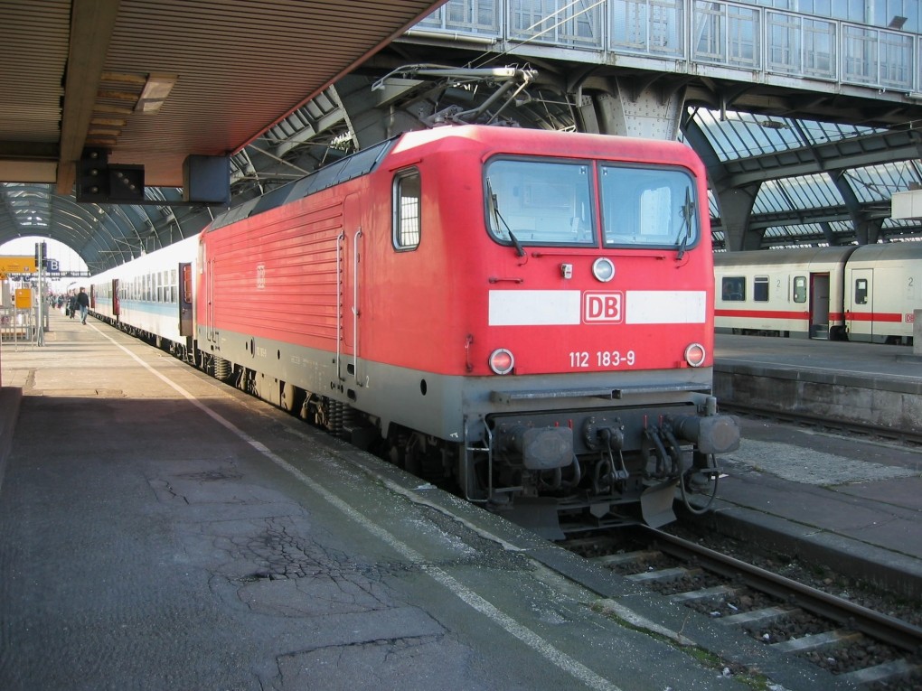 112 183-9 steht 2/4/2004 in Karlsruhe Hauptbahnhof.