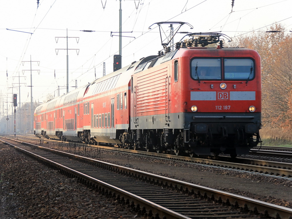 112 187 mit dem RE 3 (RE 18311) nach Elsterwerder am 22. November 2011 auf dem sdlichen Berliner Auenring.