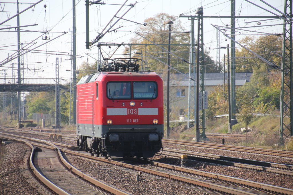 112 187 mit fhrt solo am 17.10.2011 durch den Bahnhof Berlin Schnefeld.