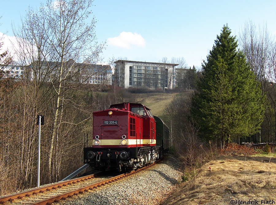 112 331 ist am 02.04.2010 mit ihrem Sonderzug von Lbau nach Schwarzenberg vor der Kulisse des Erzgebirgsklinikums Annaberg unterwegs. 