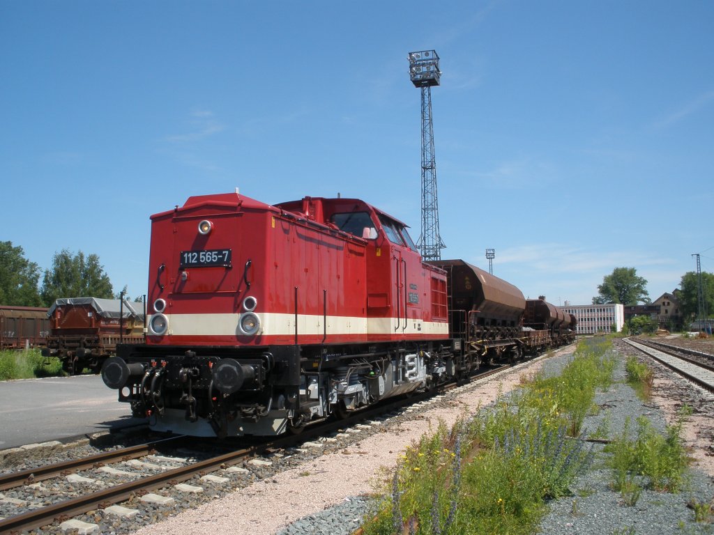 112 565-7 der PRESS stand am 14.06.09 mit einem Schotterzug im Hbf Zwickau/Sachs.