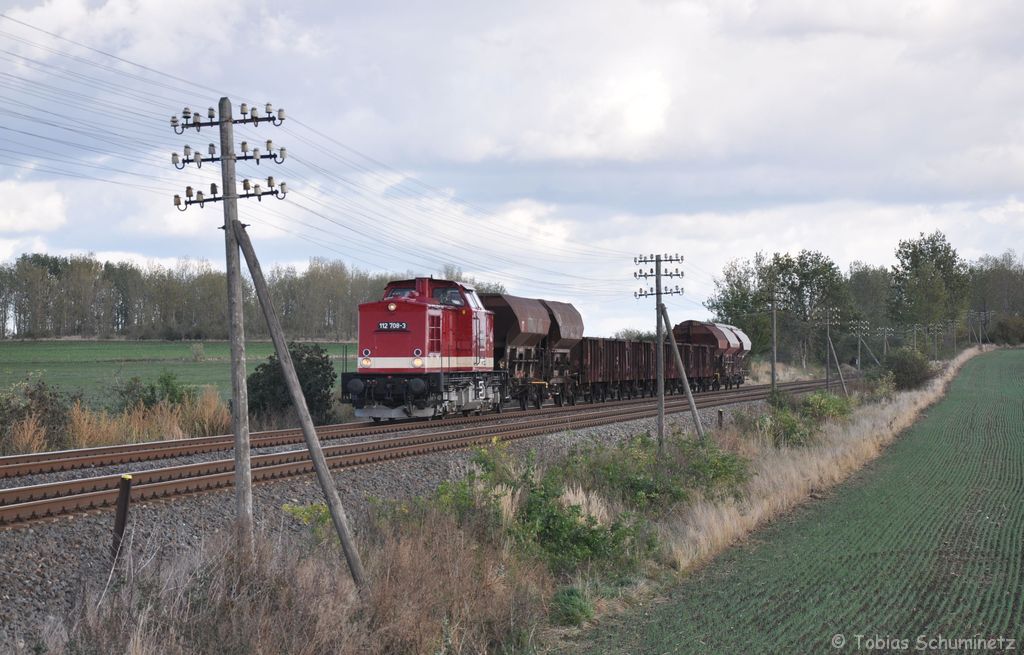 112 708 mit Fotogterzug am 07.10.2012 bei Baalberge