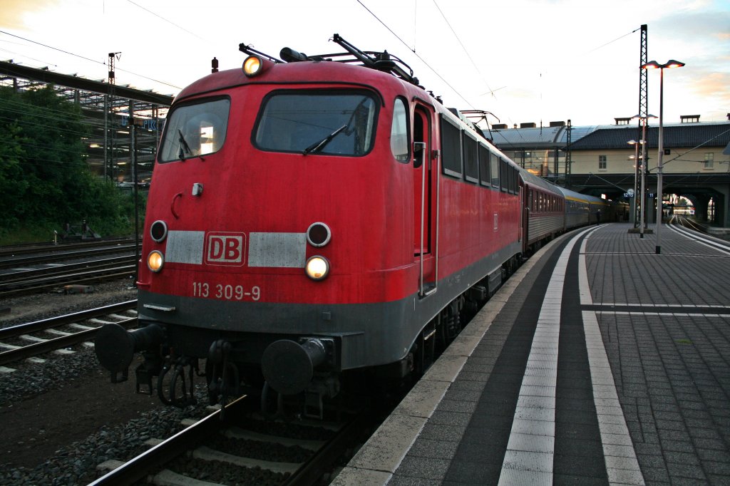 113 309-9 mit dem Az 13409 am 21.06.13 beim Betriebshalt in Darmstadt Hbf. Der Zug hatte bei der Ankunft +70 und bei der Abfahrt auch wieder +24, da das deutsche Zugpersonal zu spt in Venlo war und der Zug dort nicht abfahren konnte. Der Halt in Darmstadt fand nur statt, weil der letzte Wagen auf Grund eines Batterieschadens vor Sonnenuntergang gerumt werden musste.
