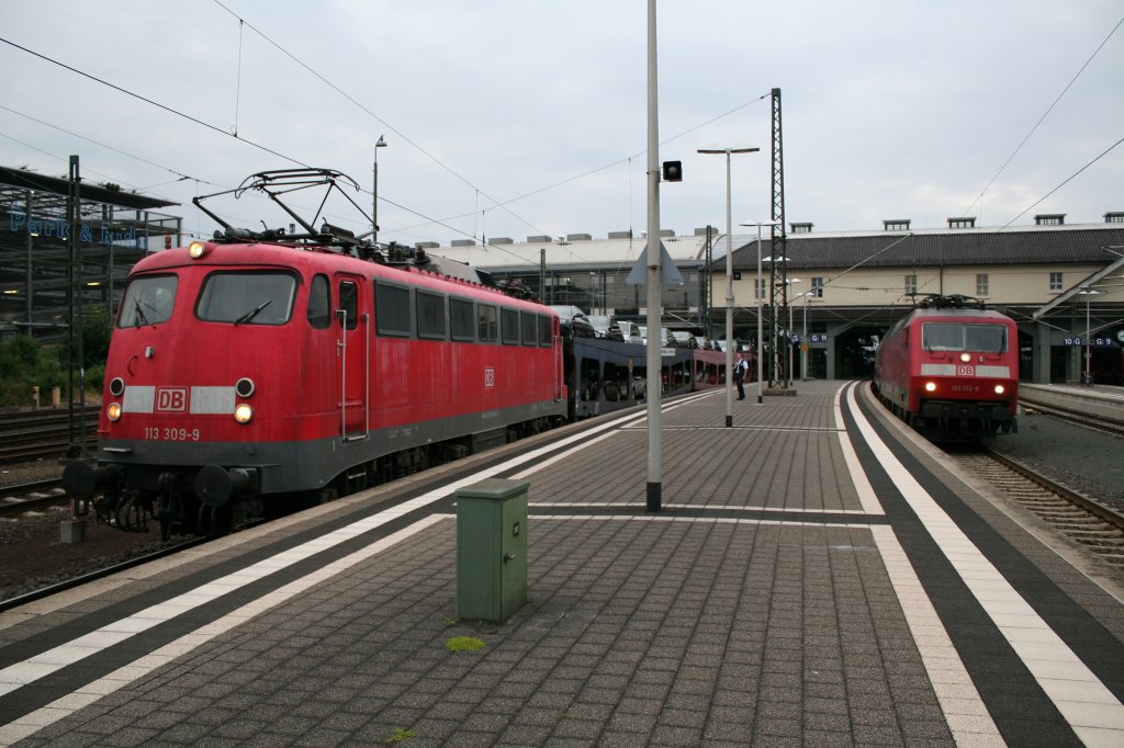 113 309-9 mit dem Az 13409 nach Livorno und 120 132-6 mit dem IC 2171 nach Stuttgart am 28.06.13 in Darmstadt Hbf.