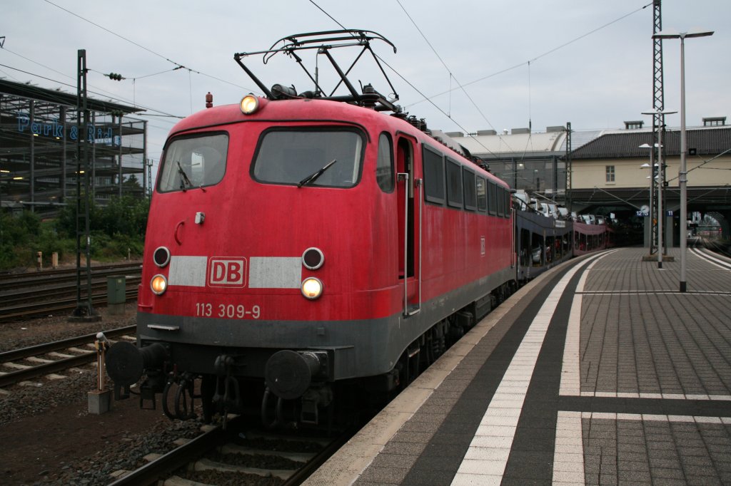 113 309-9 mit dem Az 13409 am 29.06.13 beim Betriebshalt in Darmstadt Hbf.
Wegen einer Autoverladerampensperrung in s'Hertogenbosch fuhr der Zug drei Wochenlang  gedreht , also Autowagen vorraus durch Deutschland.