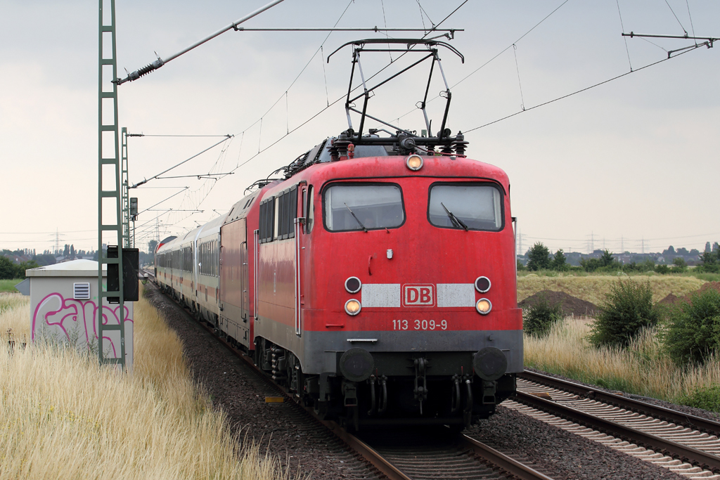 113 309-9 mit fnf IC Wagen,einem Dosto und einer 101er am Haken in Neuss-Allerheiligen 13.7.2013 