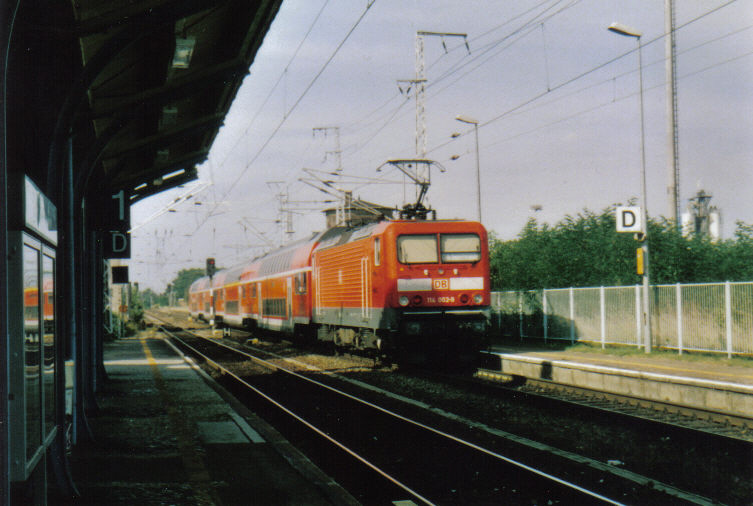 114 002-9 mit RE nach Stralsund bei der Ausfahrt aus dem Bahnhof Doberlug-Kirchhain 2007 Scanfoto: Uwe Wstenhagen