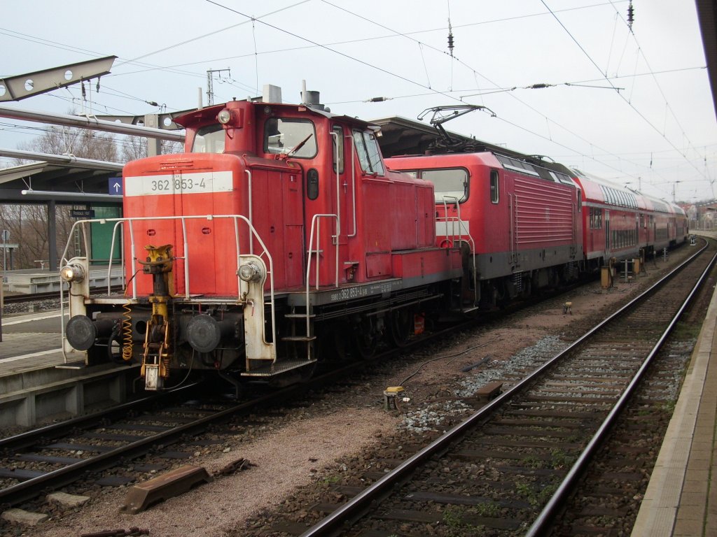 114 005 htte am 05.Dezember 2009 auch alleine in die Abstellgruppe fahren knnen,aber 362 853 holte sie mit Samt den Zug vom Bahnsteig in Rostock Hbf ab.