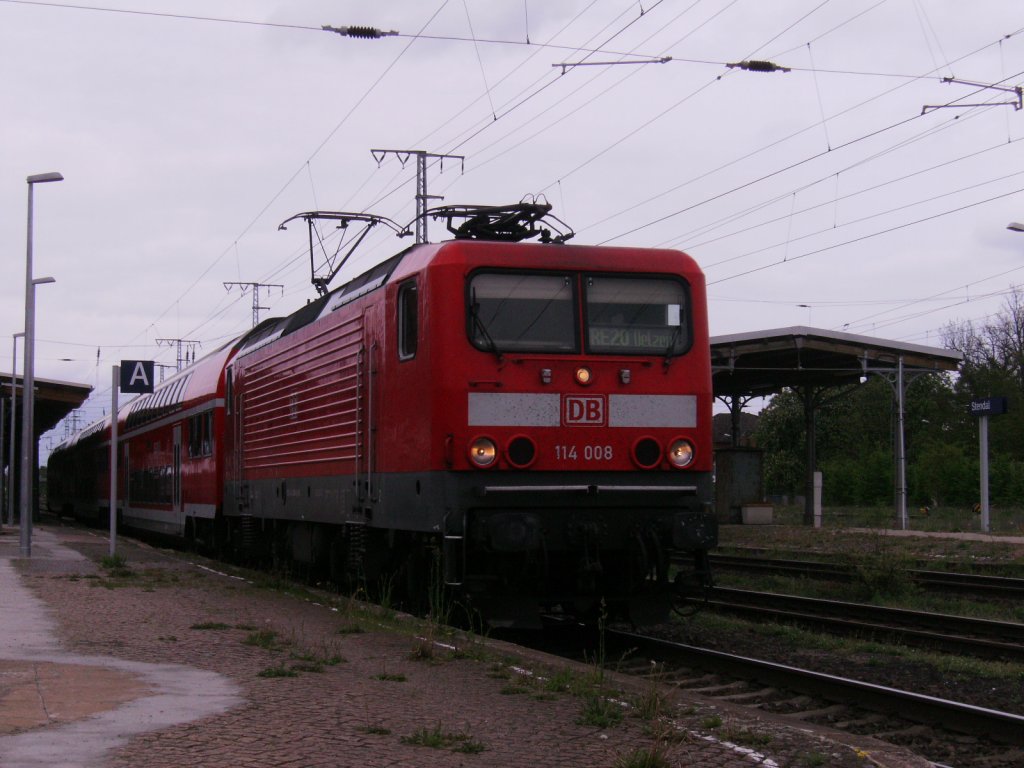 114 008 mit RE nach lzen am 06.05.2012 in Stendal.