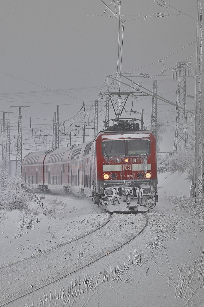 114 020 hat Stralsund verlassen mit ihrer RE nach Falkenberg am 30.12.2010
