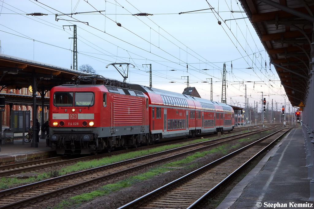 114 028 mit dem RE20 (RE 17620) von Halle(Saale)Hbf nach Uelzen in Stendal. 28.12.2012