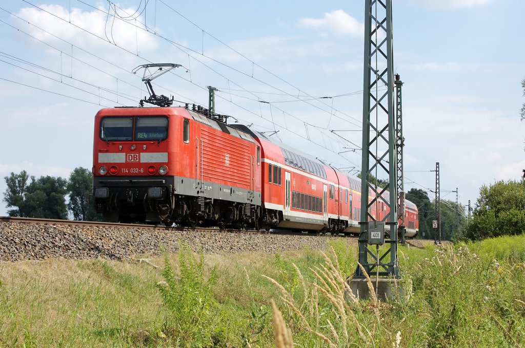 114 032-6 mit dem RE4 Jterbog (RE 38263) in Freisack(Mark). 10.08.2010