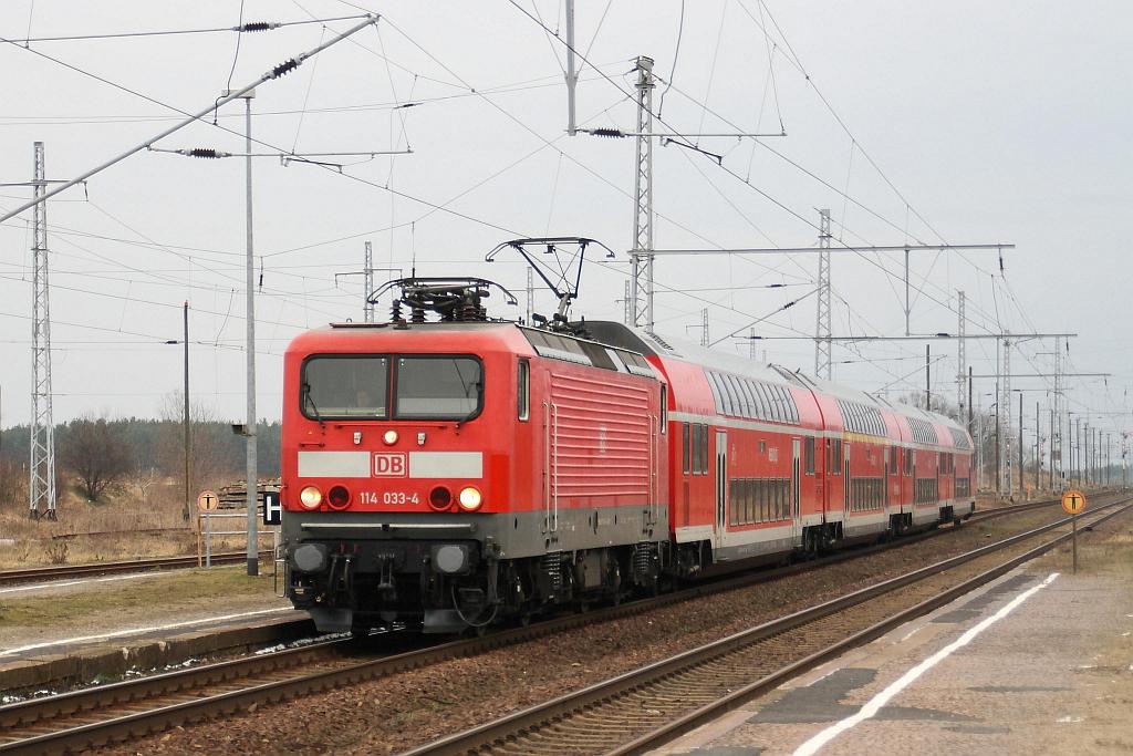 114 033 mit RE 5 am 13.02.2011 in Lwenberg (Mark)