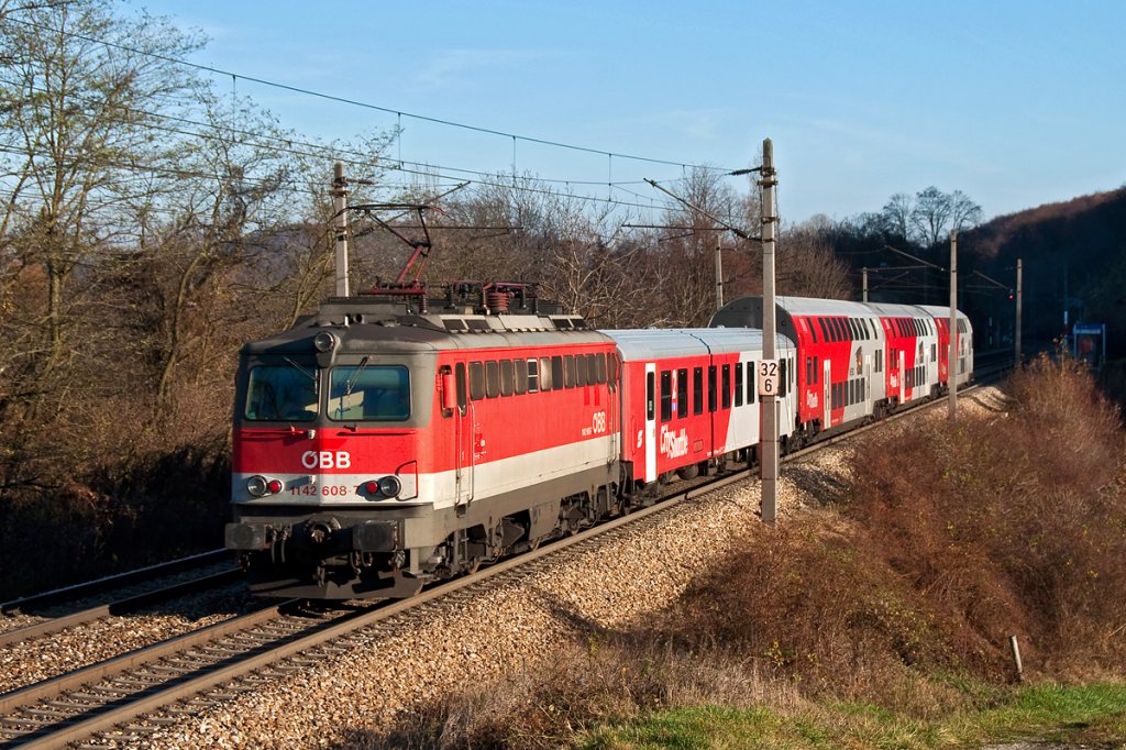 1142 608 schiebt den REX 9327 (St. Valentin - Wien) Richtung Wien Westbahnhof. Unter Oberndorf, am 25.11.2012.