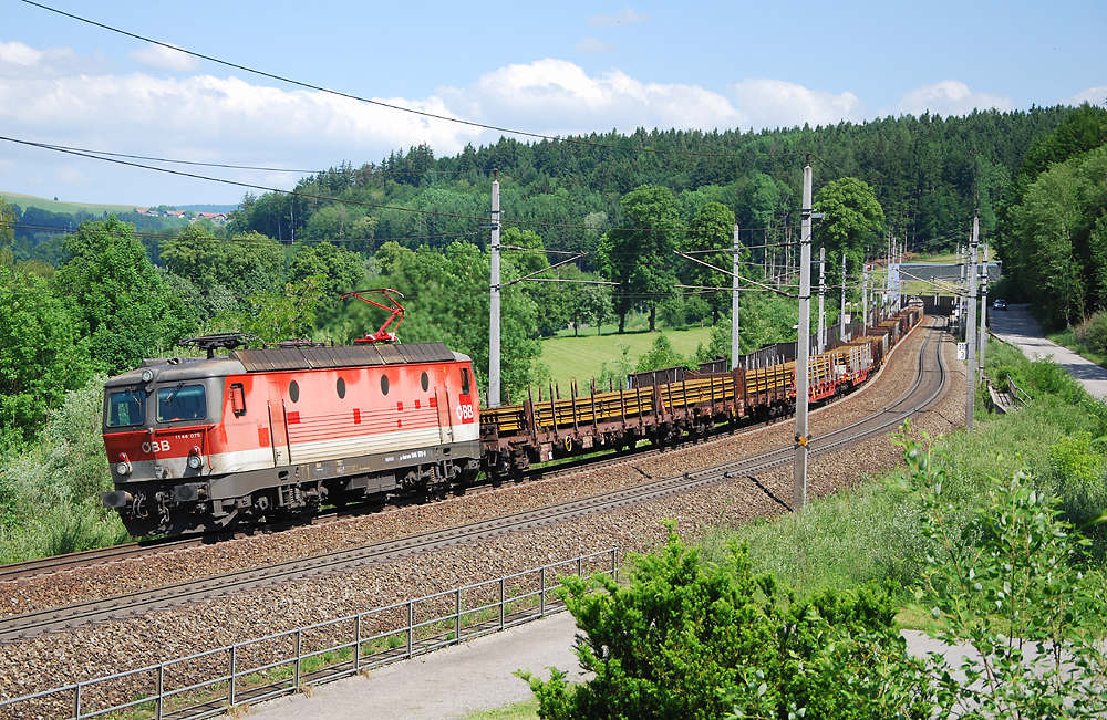1144 075 mit gemischtem Gterzug wird in wenigen Minuten Salzburg Gnigl erreichen.