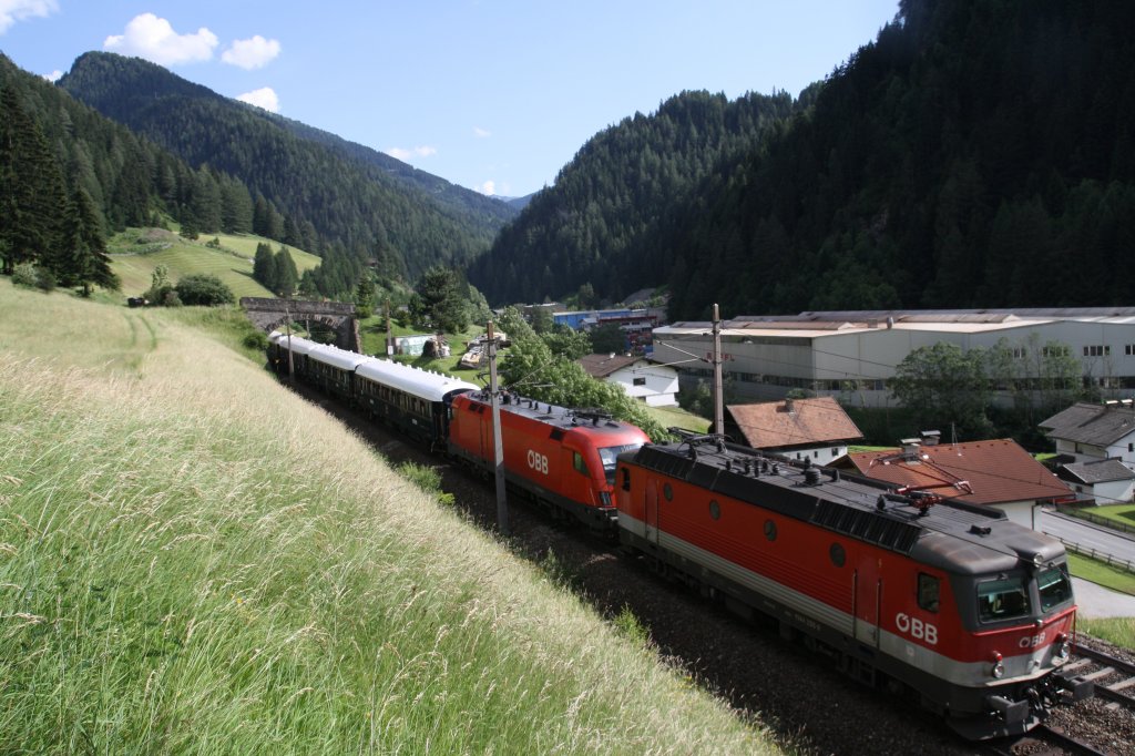1144 235-9 und 1116 133-8 ziehen am 29.6.2011 den Orientexpress von Venedig kommend Richtung London, hier an der Brennerstrecke Richtung Innsbruck.