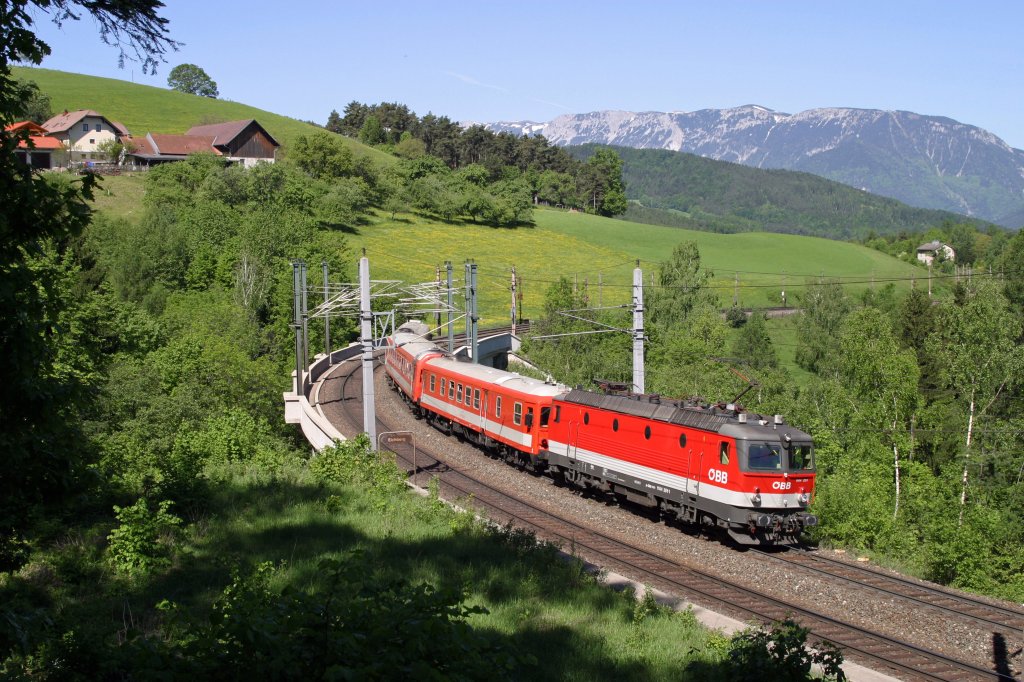 1144.201 mit MAV-Schienenschleifzug kurz vor Eichberg am 15.5.13