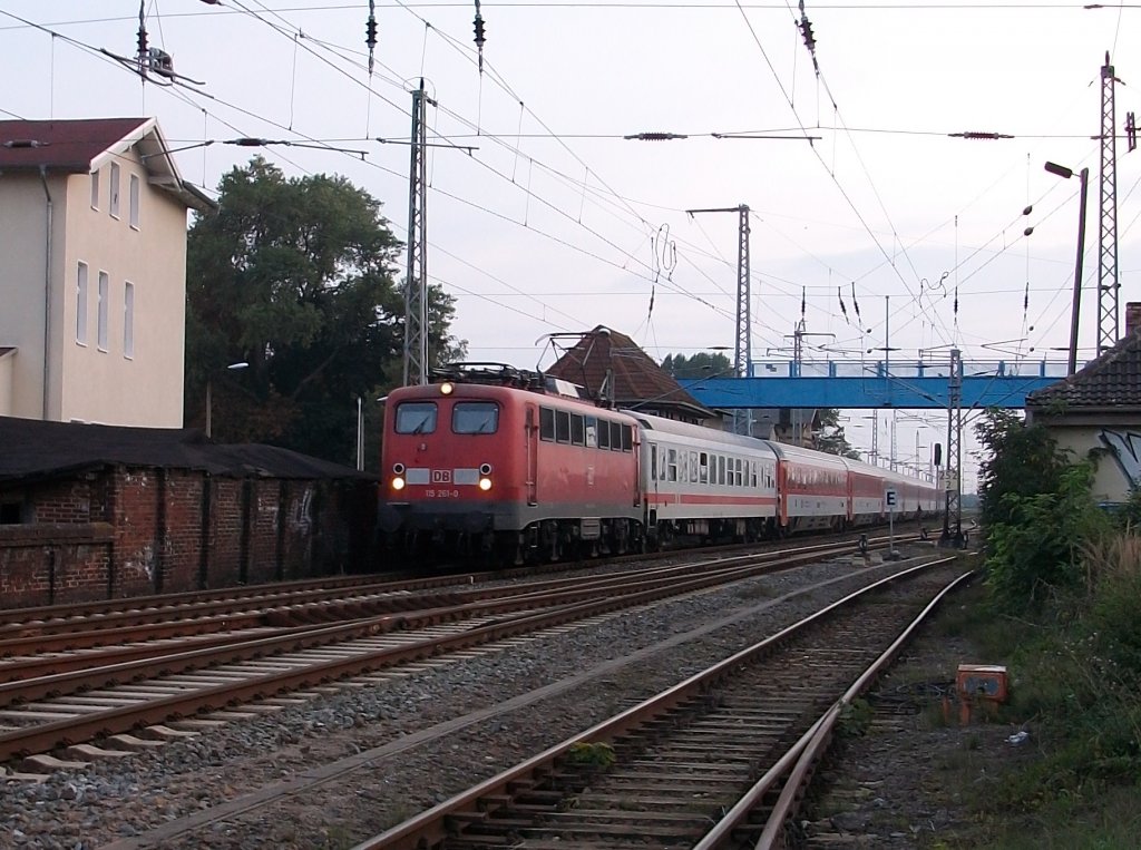 115 261 durfte am Abend vom 11.September 2010 den EC 378 Wien-Binz auf den letzten Kilometer von Stralsund bis nach Binz fahren.Bevor Binz erreicht wurde,wurde erst einmal die Kreisstadt Bergen/Rgen verlassen.