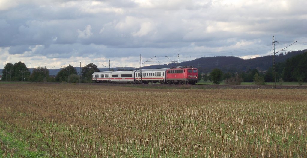 115 278-4 ist am 7. August 2011 mit einem ICE 2 Bordrestaurant sowie zwei IC-Schutzwagen bei Kronach unterwegs.