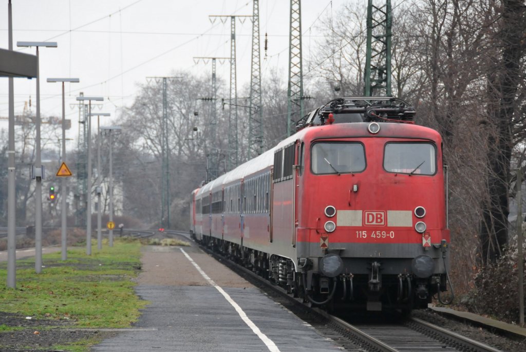 115 459-0 hing abgebgelt am Ersatz-IC, der am 11/12/2010 durch Kln-West fuhr (gezogen von 115 201-0).