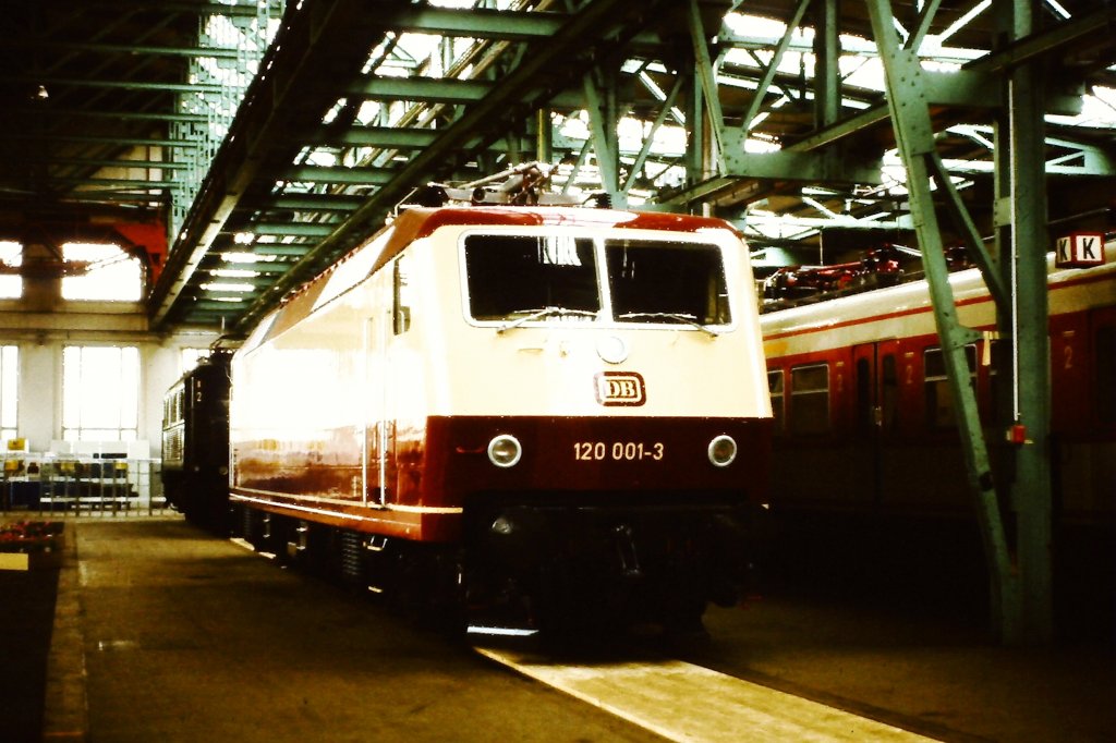 120 001-3 wird am 25. Mai 1979 auf der Ausstellung  100 Jahre elektrische Eisenbahn  im AW Freimann der ffentlichkeit prsentiert.