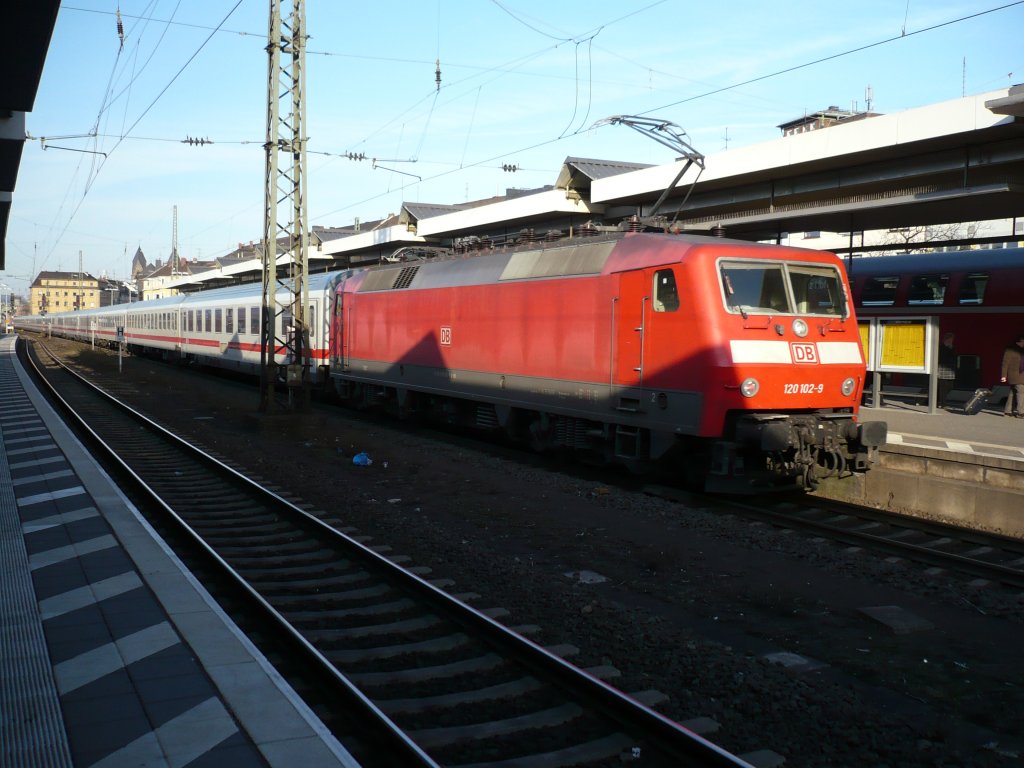 120 102-9 schiebt ihren IC nach Hamburg-Altona aus den Koblenzer HBhf. Wegen Ausfall des Steuerabteils des Zuges erhlt sie Untersttzung von 101 028-9 als Vorspann. 05.02.2012