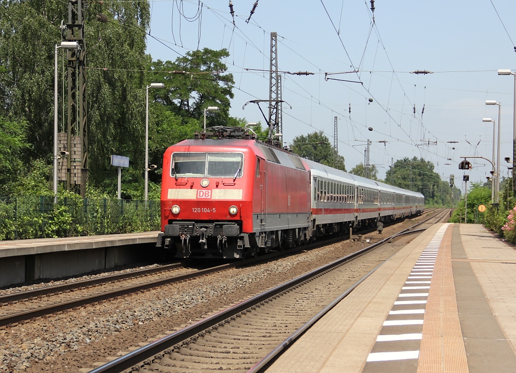 120 104-5 mit IC bei der Durchfahrt durch Recklinghausen Sd. Aufgenommen am 28.06.2012.