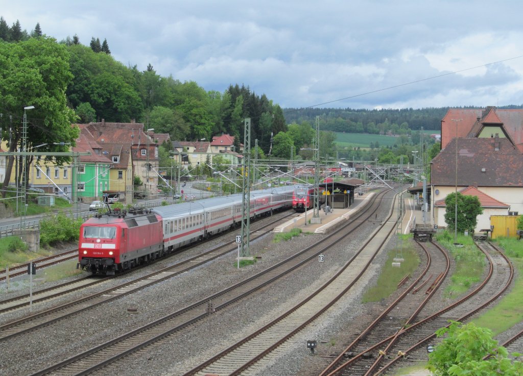 120 104-5 zieht am 20. Mai 2013 einen InterCity durch Kronach.