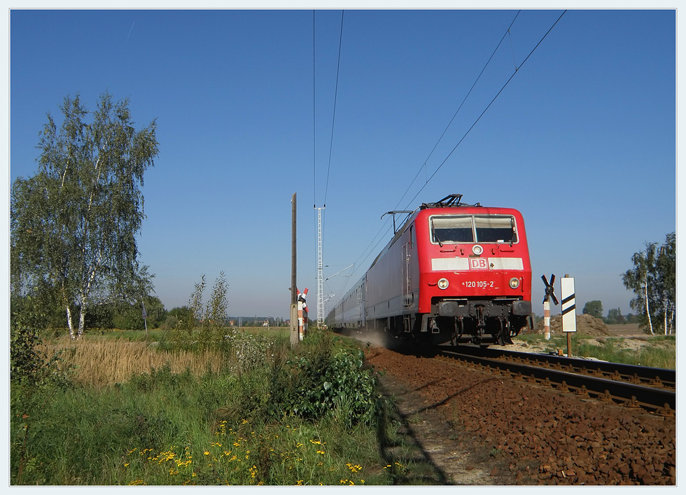 120 105 mit EC 341  Wavel  in der Verbindungskurve bei Doberlug-Nord. Aufnahme am 23.09.2010