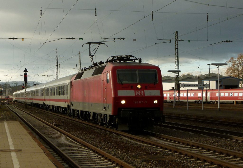 120 124-3 ist mit dem IC 2055 Saarbrcken - Stuttgart am 30.12.2011 in Kaiserslautern