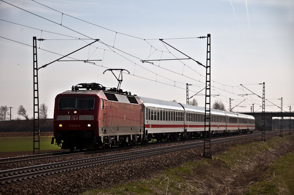 120 134 mit IC 1986 von Passau Hbf nach Hamburg Altona, am 02.04.2011 kurz nach Plattling.