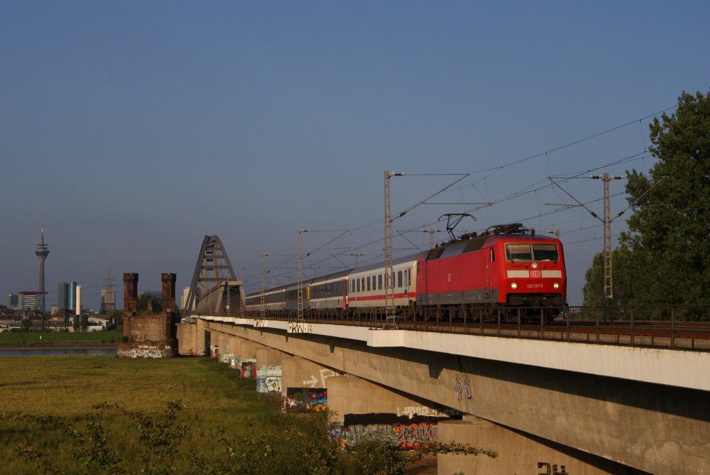 120 137-5 mit dem IC 1119 nach Kln in Neuss-Rheinpark-Center auf der Hammer Eisenbahnbrcke am 26.06.2011