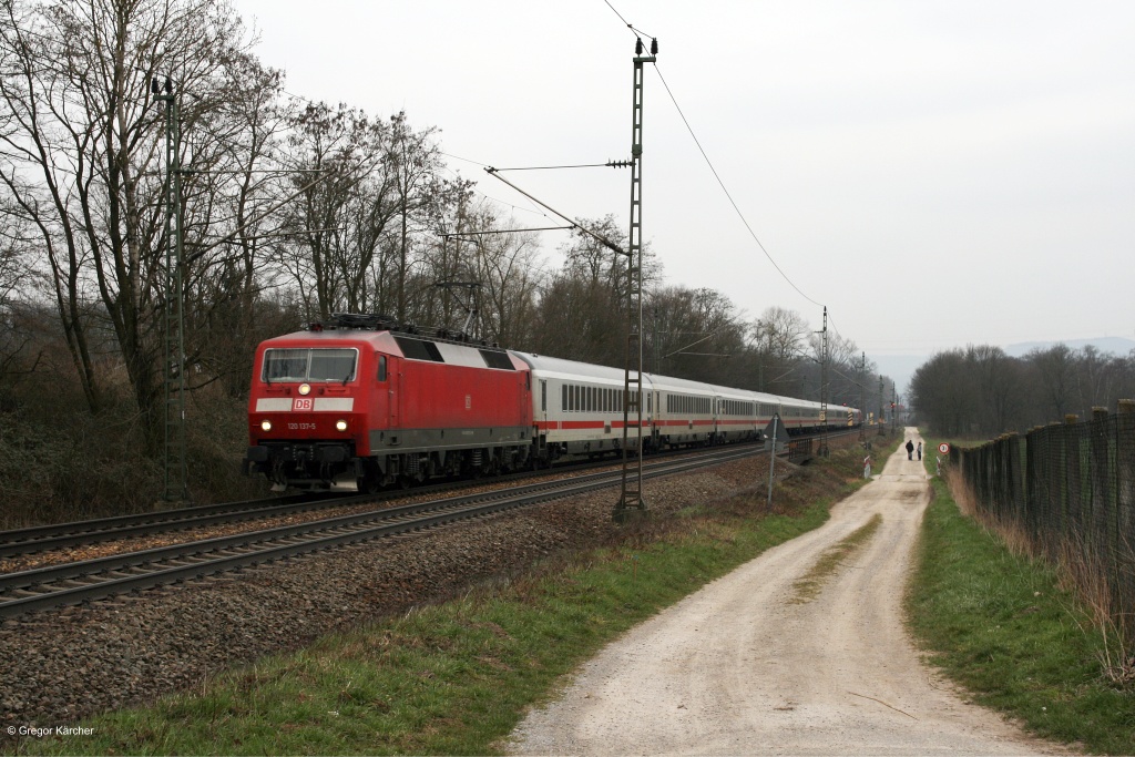 120 137-5 mit dem IC 2900 (Basel-Berlin) als Ersatz fr den ausgefallenen ICE 276. Am Zugende schiebt eine weitere BR 120 nach. Aufgenommen am 27.03.2013 bei Rastatt-Niederbhl.